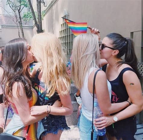 meninas se beijando|Estudantes Lésbicas Se Pegando Beijo de Língua Lésbico 2015